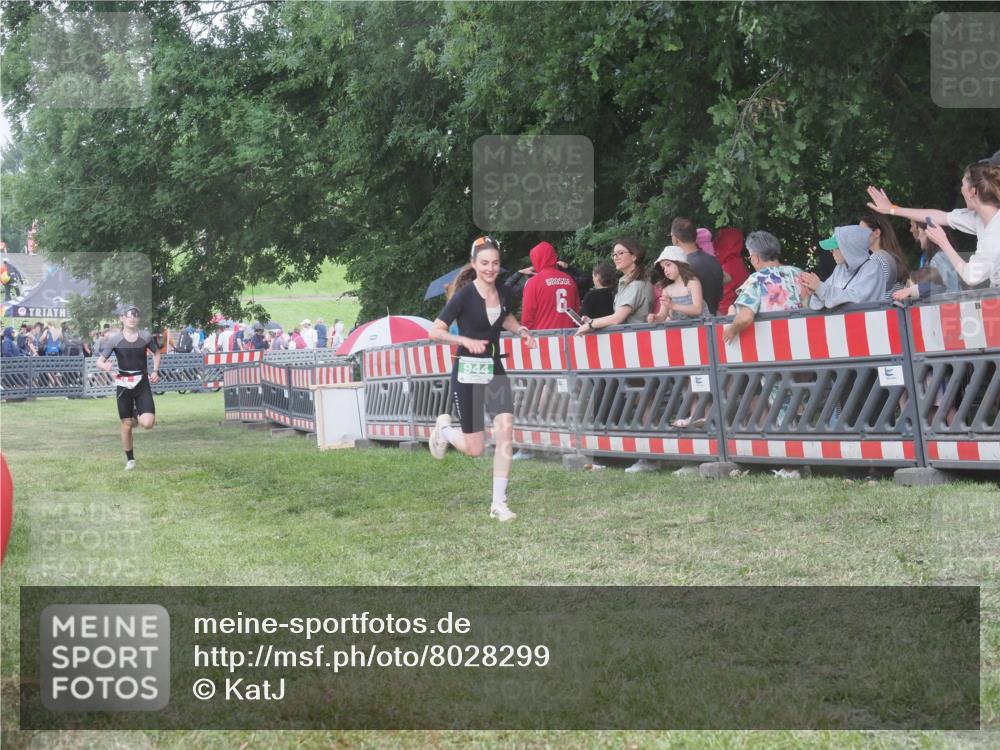 21.06.2025 - 27. Vierlanden-Triathlon KatJ http://msf.ph/oto/8028299 15.06.2025 13:32:24 Ziel 18, 944 meine-sportfotos.de