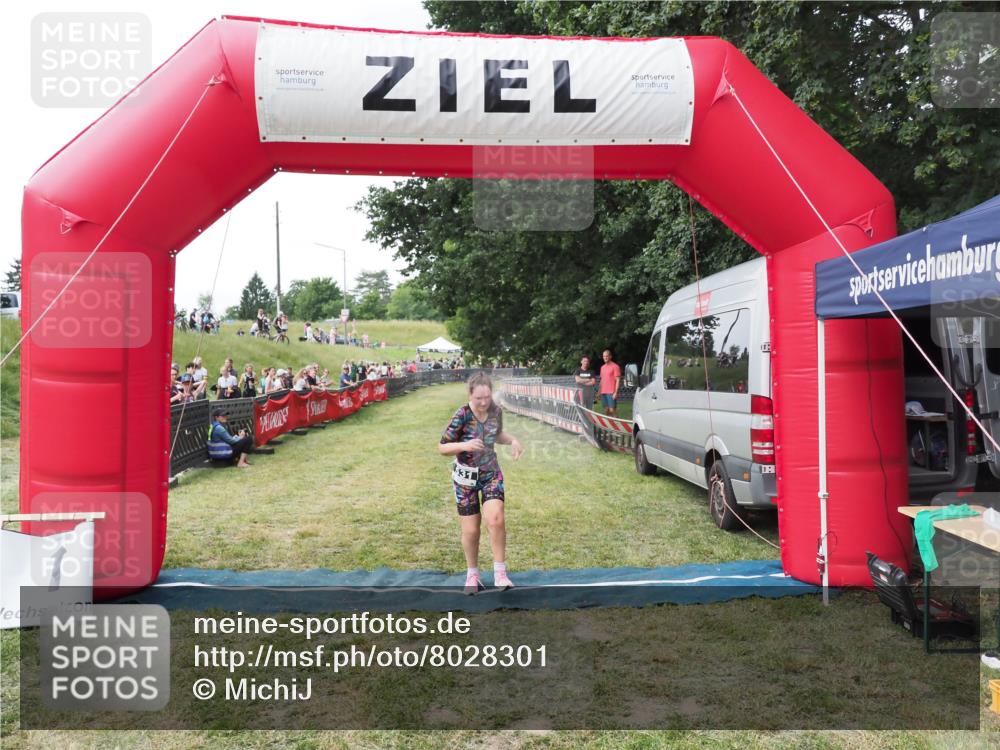 21.06.2025 - 27. Vierlanden-Triathlon MichiJ http://msf.ph/oto/8028301 15.06.2026 12:12:43 Ziel 531 meine-sportfotos.de