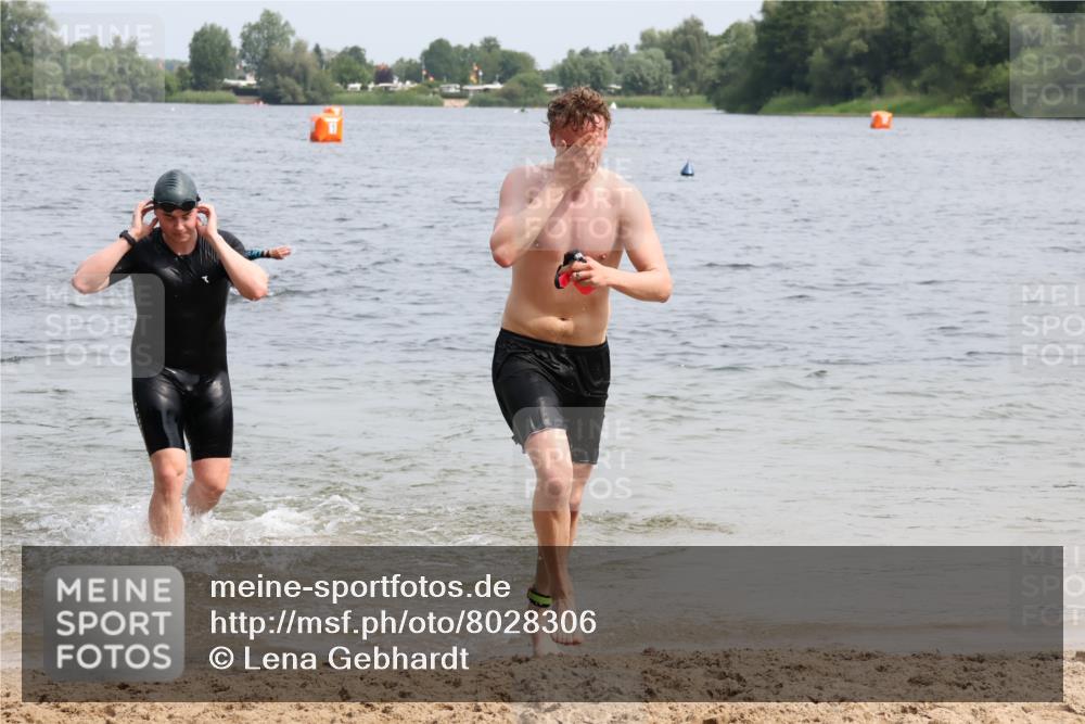 15.06.2025 - 27. Vierlanden-Triathlon Lena Gebhardt http://msf.ph/oto/8028306 15.06.2025 11:02:16 Schwimmen 687, 734, 851 meine-sportfotos.de