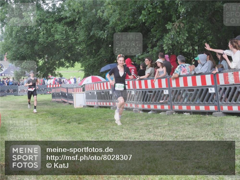 21.06.2025 - 27. Vierlanden-Triathlon KatJ http://msf.ph/oto/8028307 15.06.2025 13:32:24 Ziel 18, 944 meine-sportfotos.de