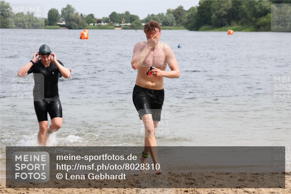 15.06.2025 - 27. Vierlanden-Triathlon Lena Gebhardt http://msf.ph/oto/8028310 15.06.2025 11:02:16 Schwimmen 687, 734, 851 meine-sportfotos.de