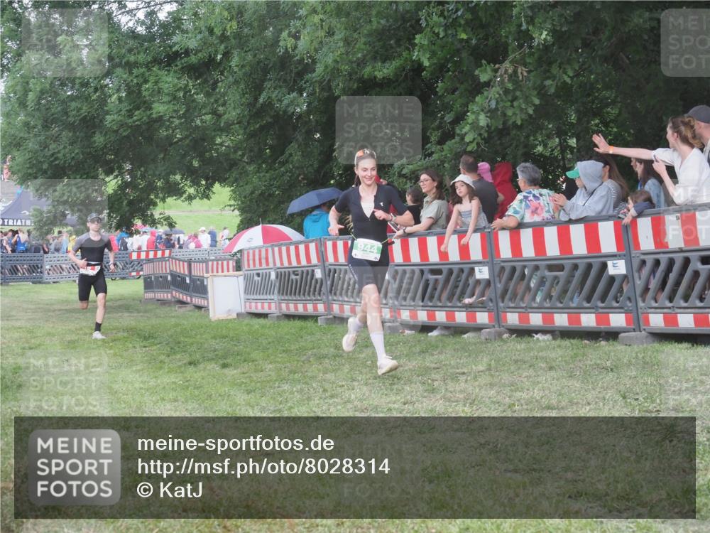 21.06.2025 - 27. Vierlanden-Triathlon KatJ http://msf.ph/oto/8028314 15.06.2025 13:32:24 Ziel 18, 944 meine-sportfotos.de
