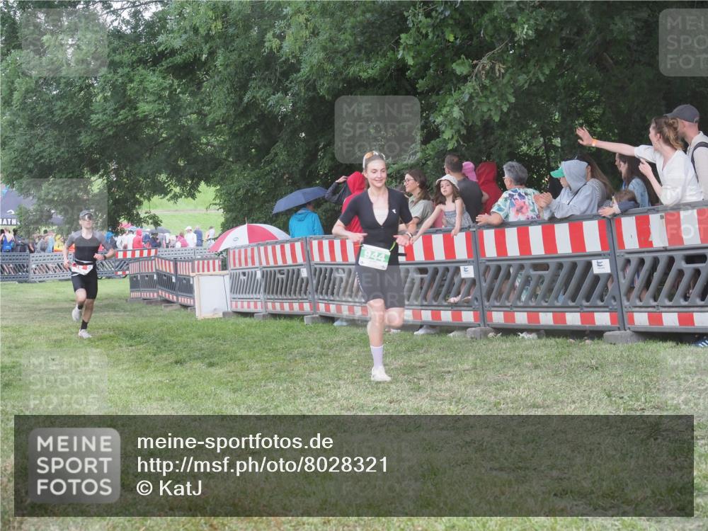 21.06.2025 - 27. Vierlanden-Triathlon KatJ http://msf.ph/oto/8028321 15.06.2025 13:32:24 Ziel 18, 944 meine-sportfotos.de