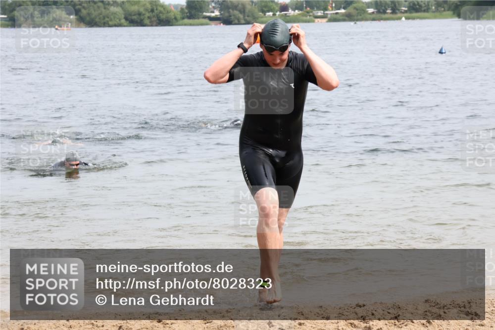 15.06.2025 - 27. Vierlanden-Triathlon Lena Gebhardt http://msf.ph/oto/8028323 15.06.2025 11:02:18 Schwimmen 687, 734, 851 meine-sportfotos.de