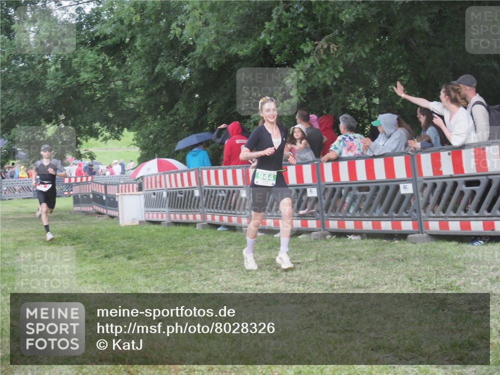 21.06.2025 - 27. Vierlanden-Triathlon KatJ http://msf.ph/oto/8028326 15.06.2025 13:32:24 Ziel 18, 944 meine-sportfotos.de