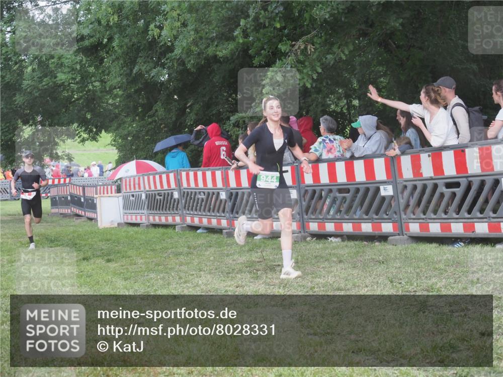 21.06.2025 - 27. Vierlanden-Triathlon KatJ http://msf.ph/oto/8028331 15.06.2025 13:32:24 Ziel 18, 944 meine-sportfotos.de