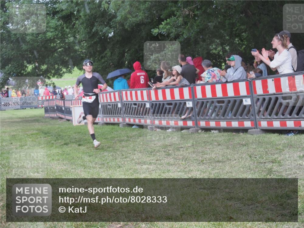 21.06.2025 - 27. Vierlanden-Triathlon KatJ http://msf.ph/oto/8028333 15.06.2025 13:32:25 Ziel 18, 944 meine-sportfotos.de