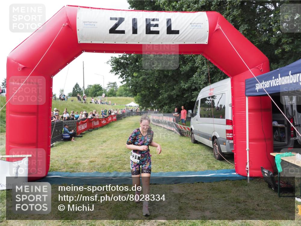 21.06.2025 - 27. Vierlanden-Triathlon MichiJ http://msf.ph/oto/8028334 15.06.2026 12:12:44 Ziel 531 meine-sportfotos.de