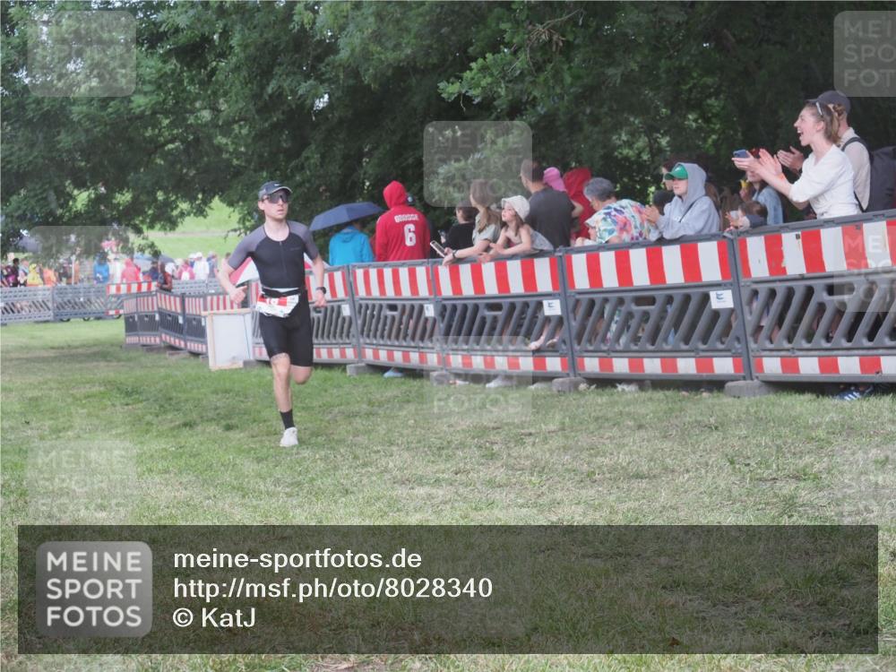 21.06.2025 - 27. Vierlanden-Triathlon KatJ http://msf.ph/oto/8028340 15.06.2025 13:32:26 Ziel 18, 944 meine-sportfotos.de