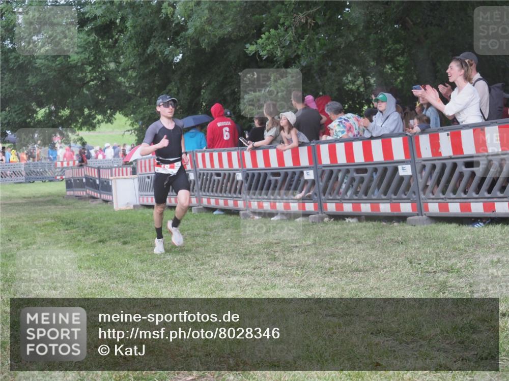 21.06.2025 - 27. Vierlanden-Triathlon KatJ http://msf.ph/oto/8028346 15.06.2025 13:32:26 Ziel 18, 944 meine-sportfotos.de