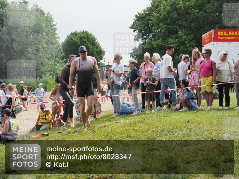 15.06.2025 - 27. Vierlanden-Triathlon KatJ http://msf.ph/oto/8028347 15.06.2025 11:02:45 Schwimmen 672, 696, 728, 868 meine-sportfotos.de