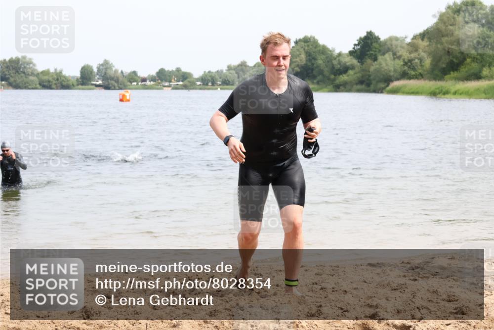 15.06.2025 - 27. Vierlanden-Triathlon Lena Gebhardt http://msf.ph/oto/8028354 15.06.2025 11:02:20 Schwimmen 687, 734, 851 meine-sportfotos.de