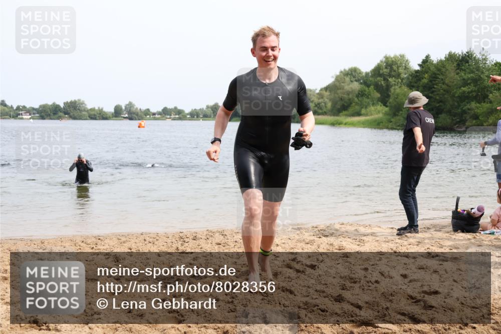 15.06.2025 - 27. Vierlanden-Triathlon Lena Gebhardt http://msf.ph/oto/8028356 15.06.2025 11:02:21 Schwimmen 687, 734, 851 meine-sportfotos.de