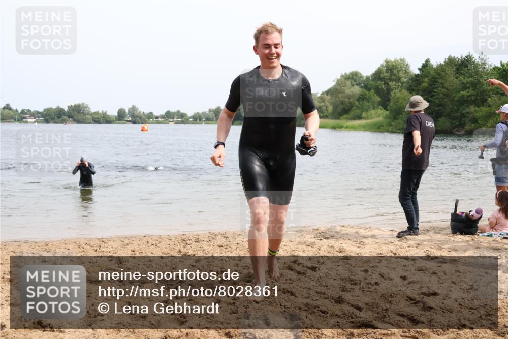 15.06.2025 - 27. Vierlanden-Triathlon Lena Gebhardt http://msf.ph/oto/8028361 15.06.2025 11:02:21 Schwimmen 687, 734, 851 meine-sportfotos.de