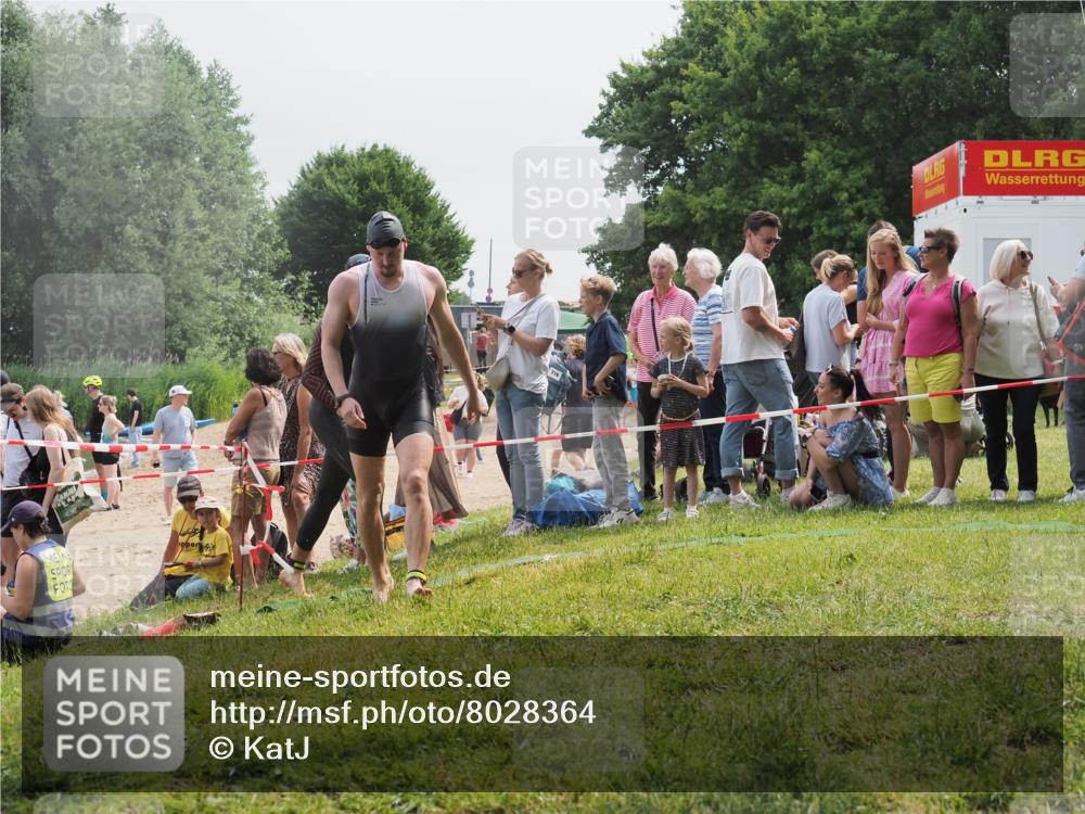 15.06.2025 - 27. Vierlanden-Triathlon KatJ http://msf.ph/oto/8028364 15.06.2025 11:02:45 Schwimmen 672, 696, 728, 868 meine-sportfotos.de