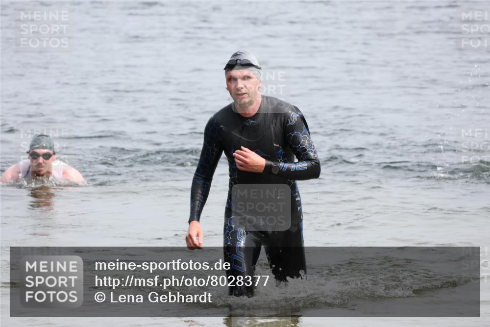 15.06.2025 - 27. Vierlanden-Triathlon Lena Gebhardt http://msf.ph/oto/8028377 15.06.2025 11:02:24 Schwimmen 687, 734 meine-sportfotos.de