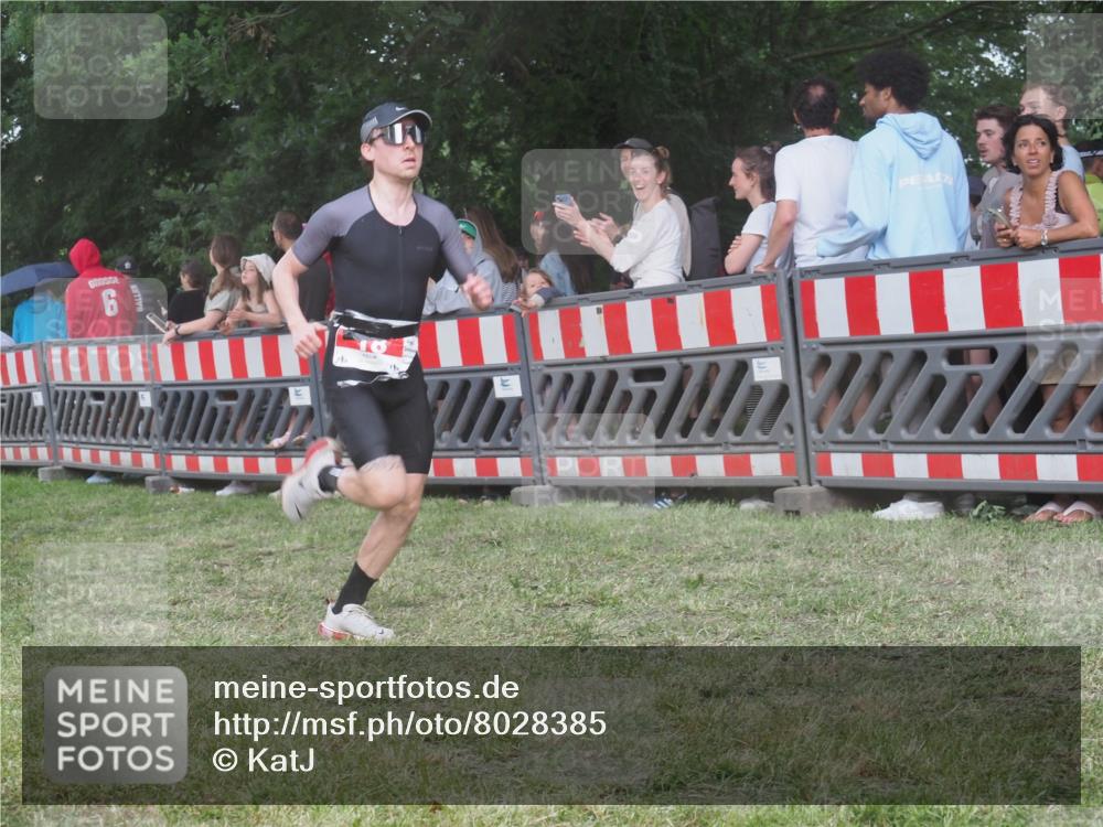21.06.2025 - 27. Vierlanden-Triathlon KatJ http://msf.ph/oto/8028385 15.06.2025 13:32:27 Ziel 18, 644 meine-sportfotos.de