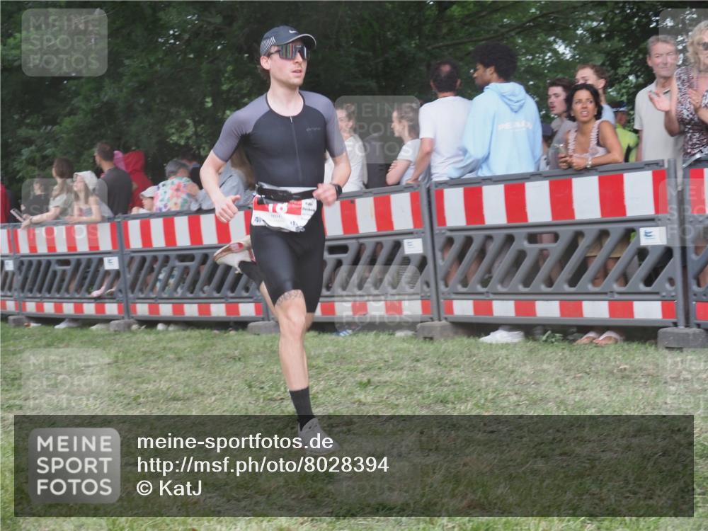 21.06.2025 - 27. Vierlanden-Triathlon KatJ http://msf.ph/oto/8028394 15.06.2025 13:32:27 Ziel 18, 644 meine-sportfotos.de