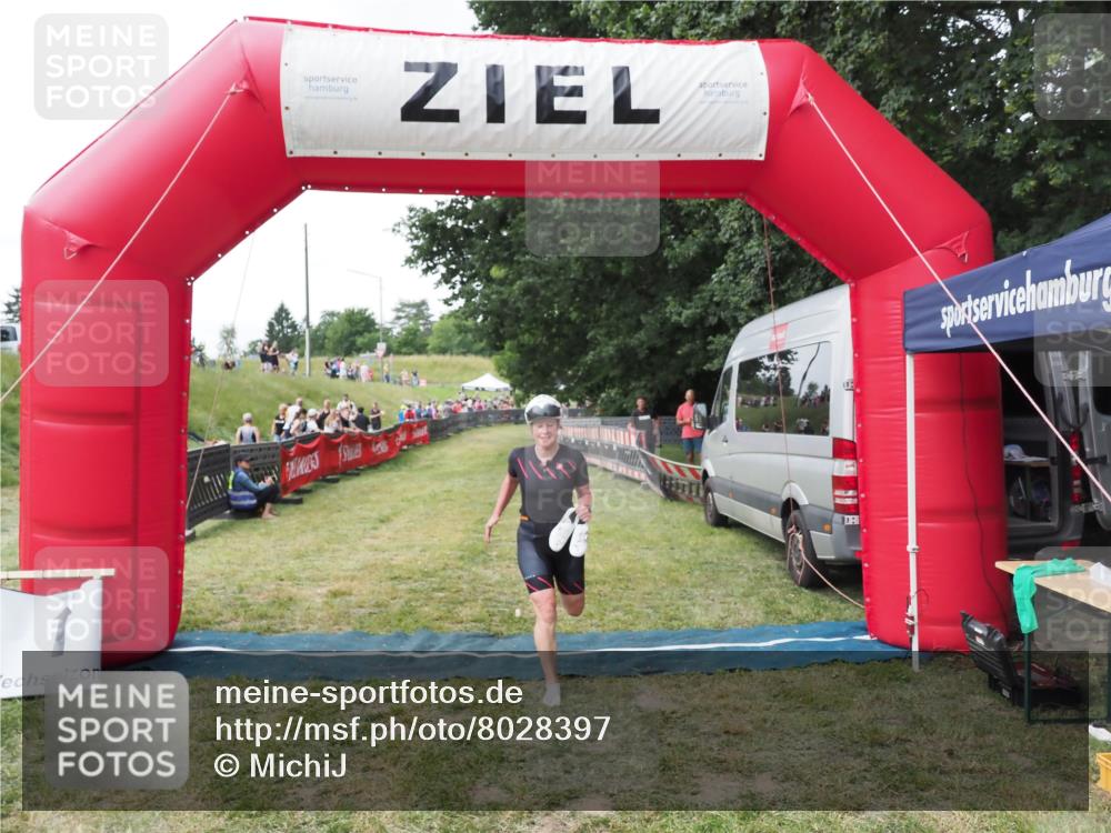 21.06.2025 - 27. Vierlanden-Triathlon MichiJ http://msf.ph/oto/8028397 15.06.2026 12:13:07 Ziel 252 meine-sportfotos.de