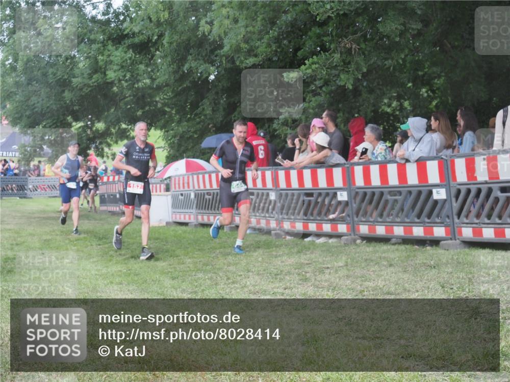 21.06.2025 - 27. Vierlanden-Triathlon KatJ http://msf.ph/oto/8028414 15.06.2025 13:32:35 Ziel 157, 644, 657, 1057 meine-sportfotos.de