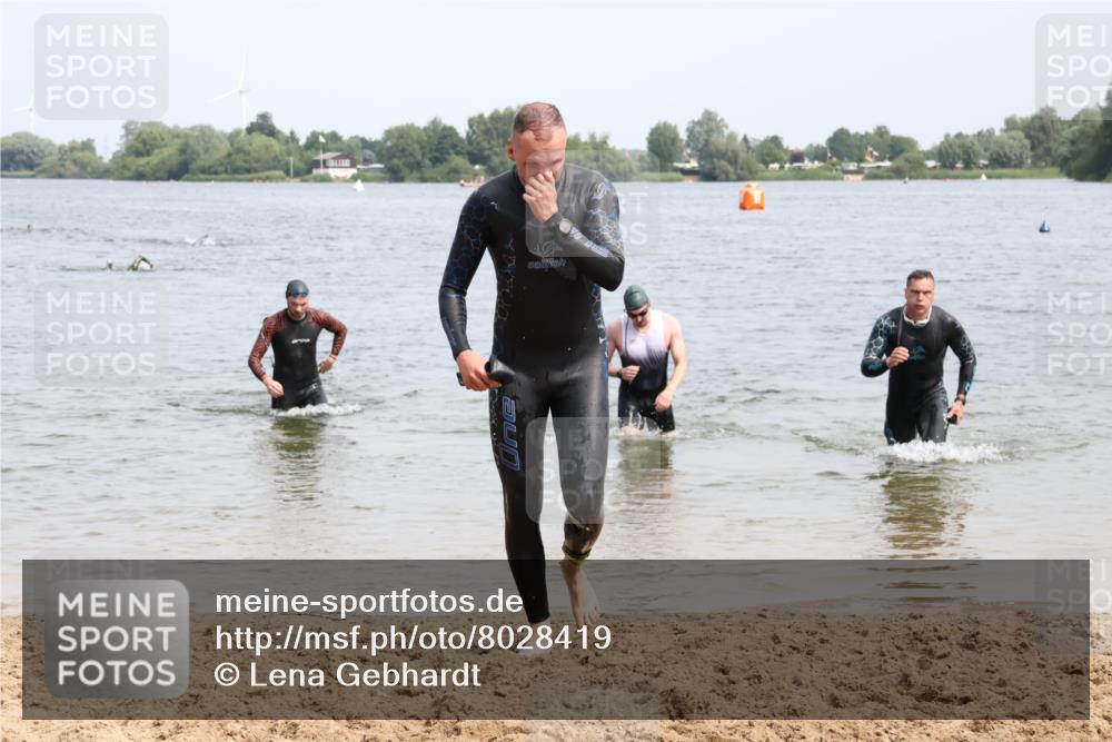 15.06.2025 - 27. Vierlanden-Triathlon Lena Gebhardt http://msf.ph/oto/8028419 15.06.2025 11:02:30 Schwimmen 687, 696, 868 meine-sportfotos.de