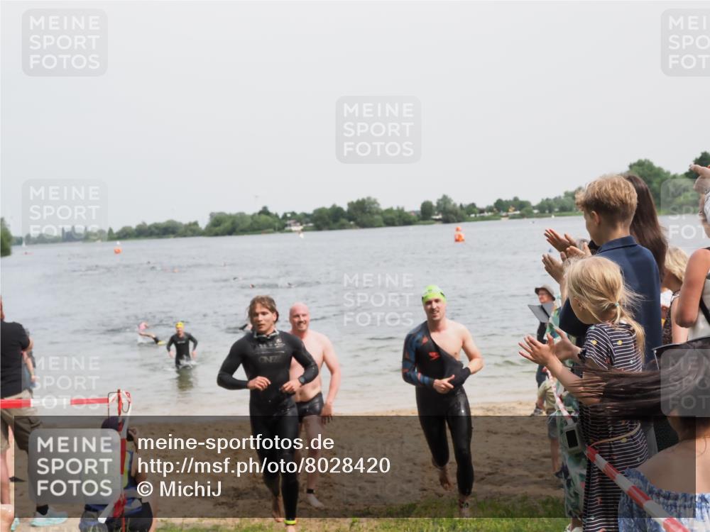 21.06.2025 - 27. Vierlanden-Triathlon MichiJ http://msf.ph/oto/8028420 15.06.2026 10:58:40 Schwimmen 636, 667, 684, 732, 743, 747 meine-sportfotos.de