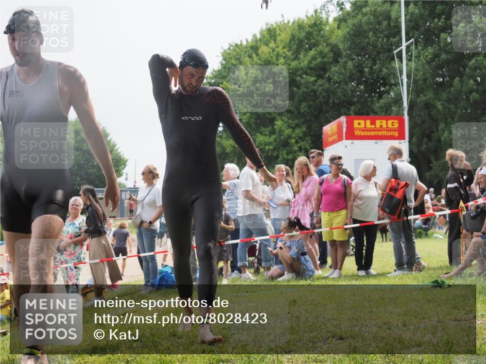 15.06.2025 - 27. Vierlanden-Triathlon KatJ http://msf.ph/oto/8028423 15.06.2025 11:02:49 Schwimmen 672, 728 meine-sportfotos.de