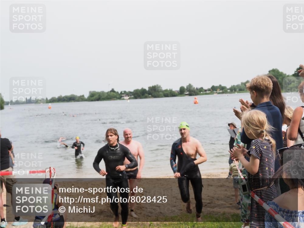 21.06.2025 - 27. Vierlanden-Triathlon MichiJ http://msf.ph/oto/8028425 15.06.2026 10:58:40 Schwimmen 636, 667, 684, 732, 743, 747 meine-sportfotos.de