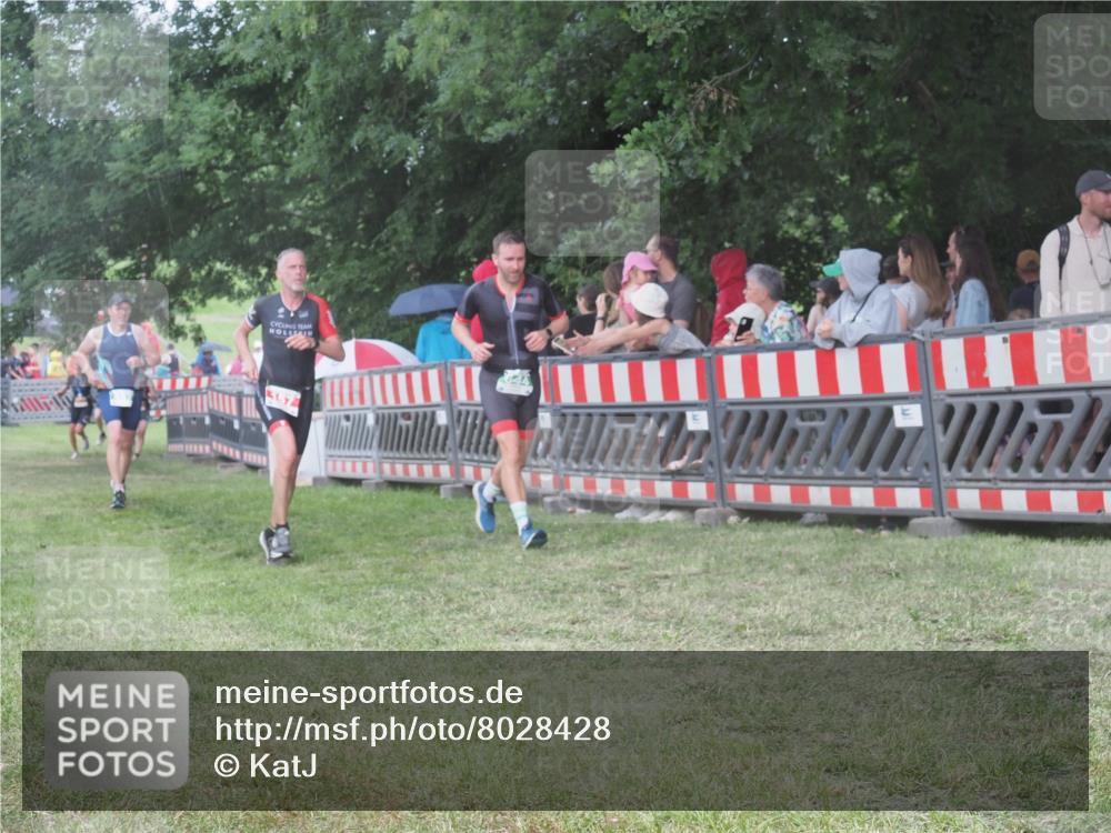21.06.2025 - 27. Vierlanden-Triathlon KatJ http://msf.ph/oto/8028428 15.06.2025 13:32:35 Ziel 157, 644, 657, 1057 meine-sportfotos.de