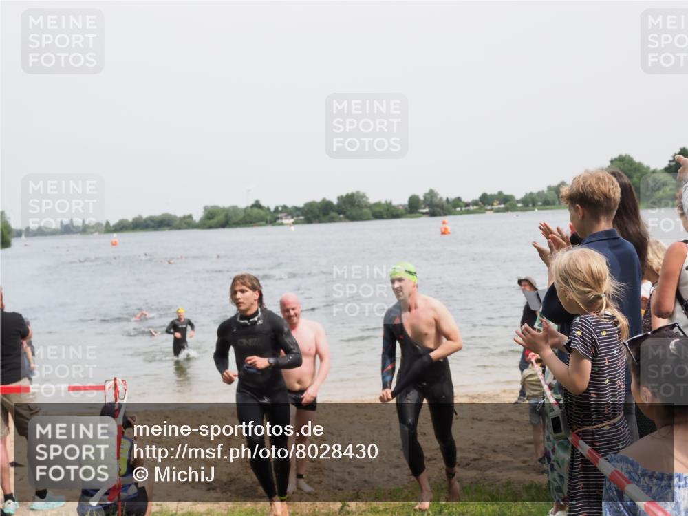 21.06.2025 - 27. Vierlanden-Triathlon MichiJ http://msf.ph/oto/8028430 15.06.2026 10:58:40 Schwimmen 636, 667, 684, 732, 743, 747 meine-sportfotos.de