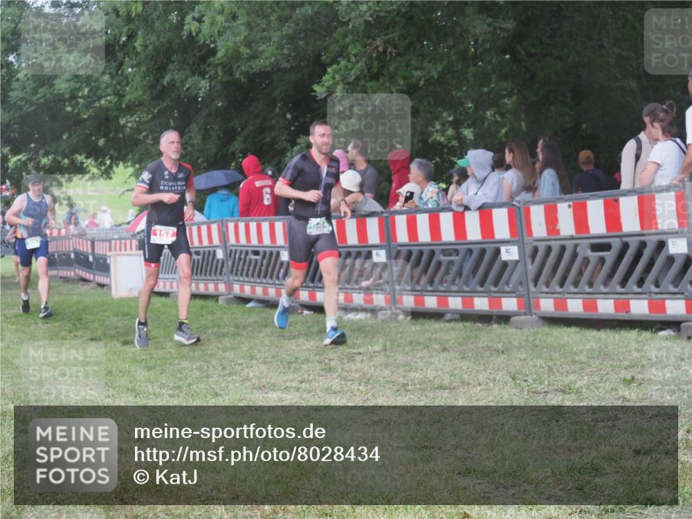 21.06.2025 - 27. Vierlanden-Triathlon KatJ http://msf.ph/oto/8028434 15.06.2025 13:32:36 Ziel 74, 157, 644, 657, 1057 meine-sportfotos.de