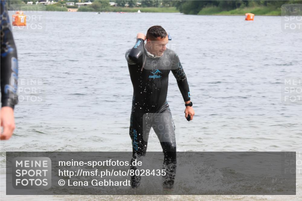 15.06.2025 - 27. Vierlanden-Triathlon Lena Gebhardt http://msf.ph/oto/8028435 15.06.2025 11:02:32 Schwimmen 672, 696, 868 meine-sportfotos.de