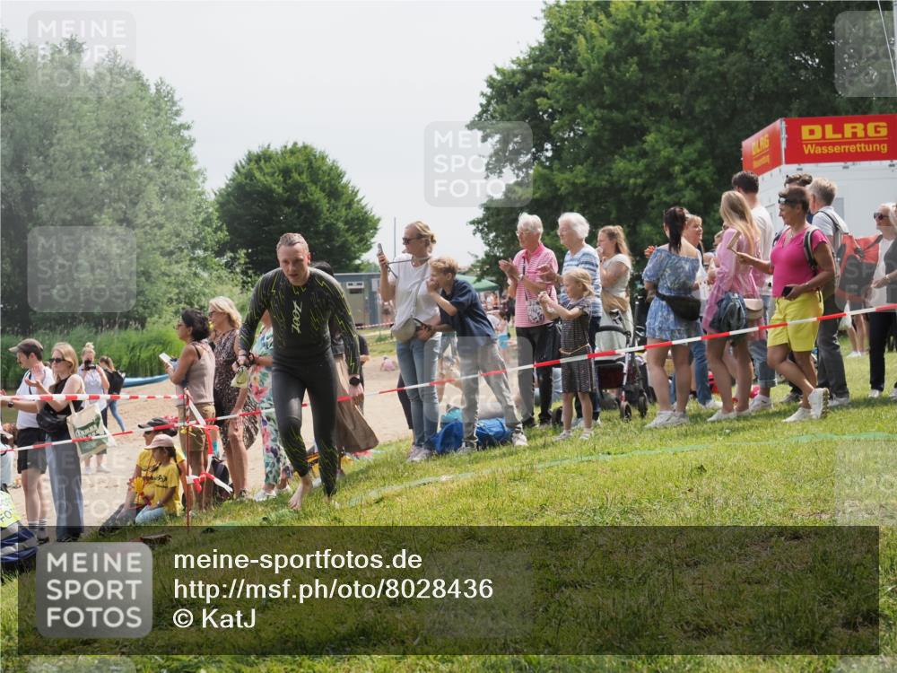 15.06.2025 - 27. Vierlanden-Triathlon KatJ http://msf.ph/oto/8028436 15.06.2025 11:03:28 Schwimmen 645, 793 meine-sportfotos.de