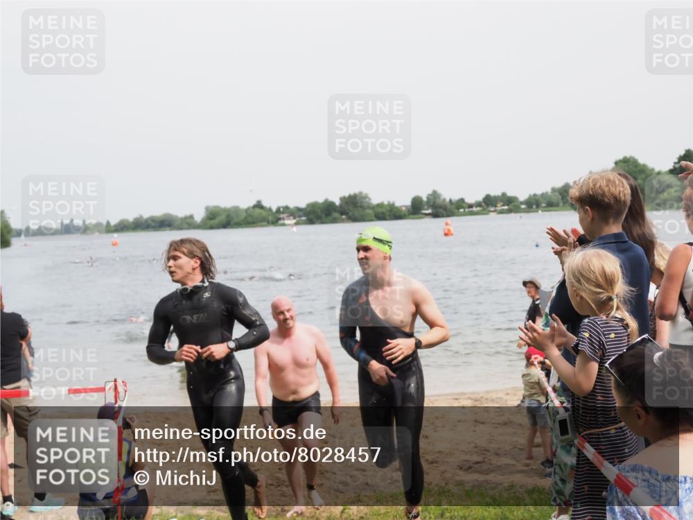 21.06.2025 - 27. Vierlanden-Triathlon MichiJ http://msf.ph/oto/8028457 15.06.2026 10:58:41 Schwimmen 636, 667, 684, 732, 743, 747 meine-sportfotos.de