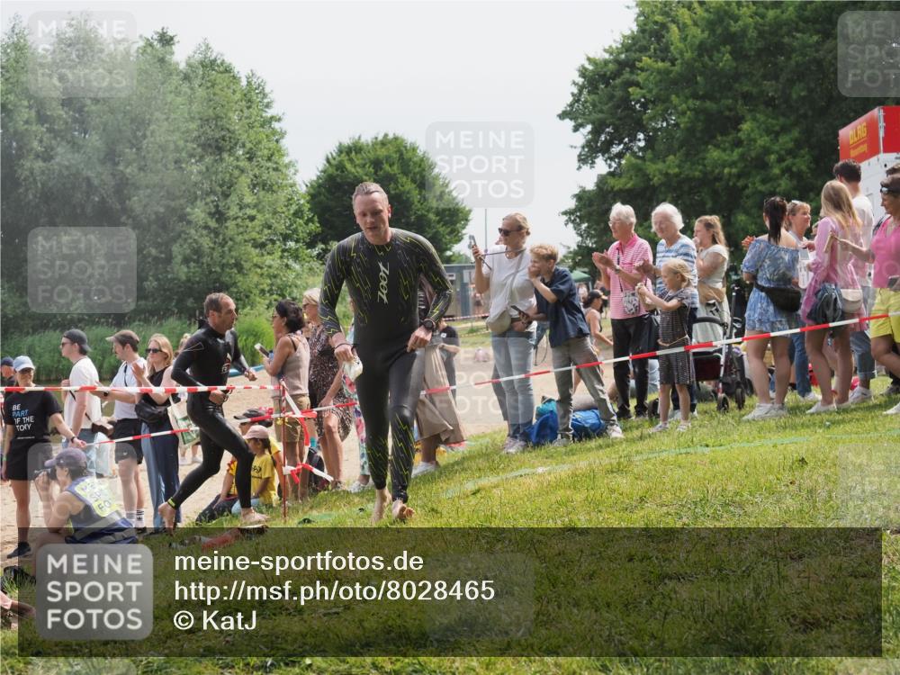 15.06.2025 - 27. Vierlanden-Triathlon KatJ http://msf.ph/oto/8028465 15.06.2025 11:03:29 Schwimmen 645, 793 meine-sportfotos.de