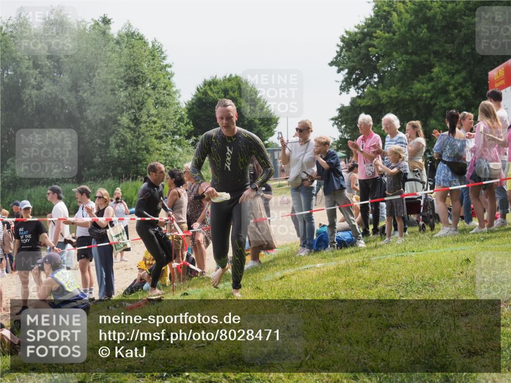 15.06.2025 - 27. Vierlanden-Triathlon KatJ http://msf.ph/oto/8028471 15.06.2025 11:03:29 Schwimmen 645, 793 meine-sportfotos.de