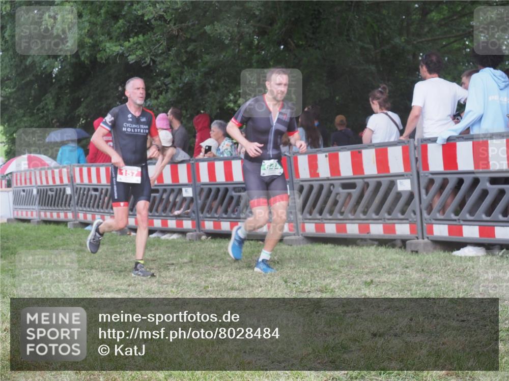 21.06.2025 - 27. Vierlanden-Triathlon KatJ http://msf.ph/oto/8028484 15.06.2025 13:32:36 Ziel 74, 157, 644, 657, 1057 meine-sportfotos.de