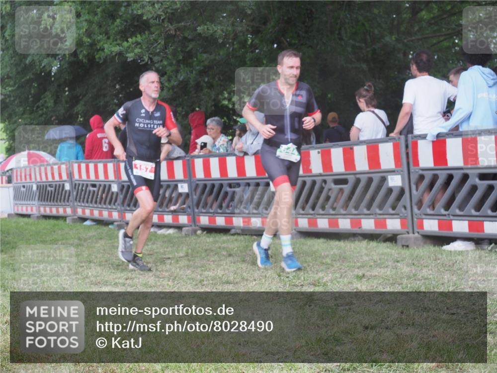 21.06.2025 - 27. Vierlanden-Triathlon KatJ http://msf.ph/oto/8028490 15.06.2025 13:32:37 Ziel 74, 157, 644, 657, 1057 meine-sportfotos.de