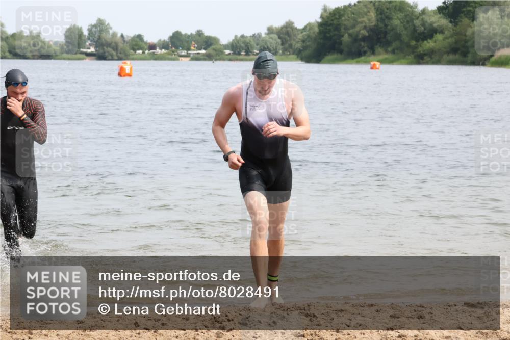15.06.2025 - 27. Vierlanden-Triathlon Lena Gebhardt http://msf.ph/oto/8028491 15.06.2025 11:02:36 Schwimmen 672, 696, 728, 868 meine-sportfotos.de