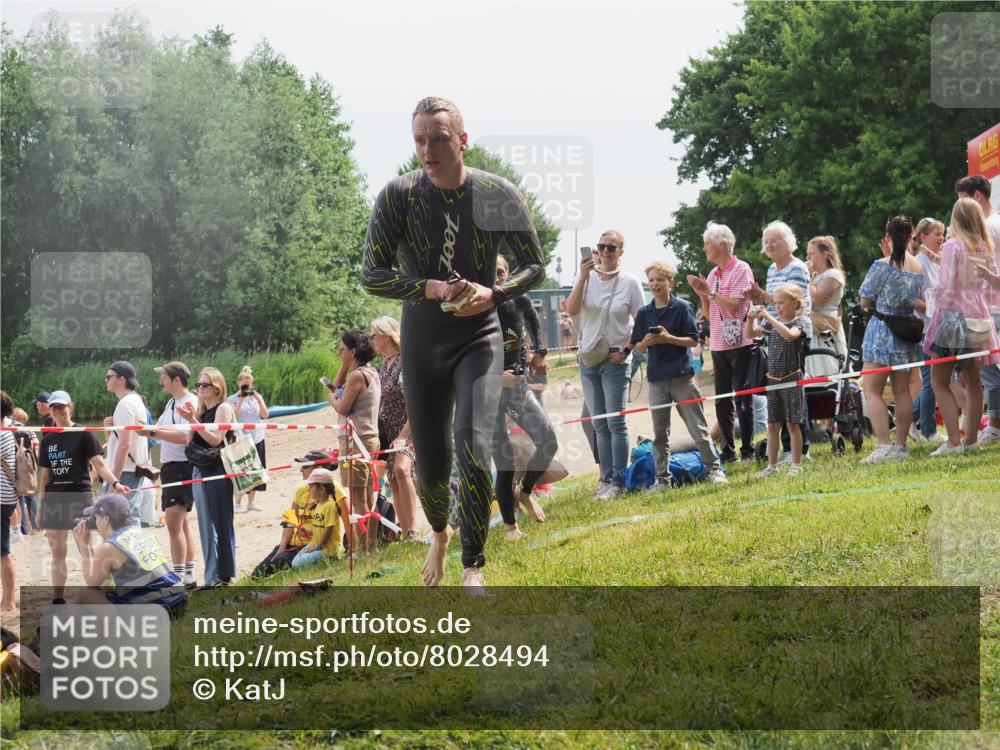 15.06.2025 - 27. Vierlanden-Triathlon KatJ http://msf.ph/oto/8028494 15.06.2025 11:03:30 Schwimmen 645, 766, 793, 810 meine-sportfotos.de