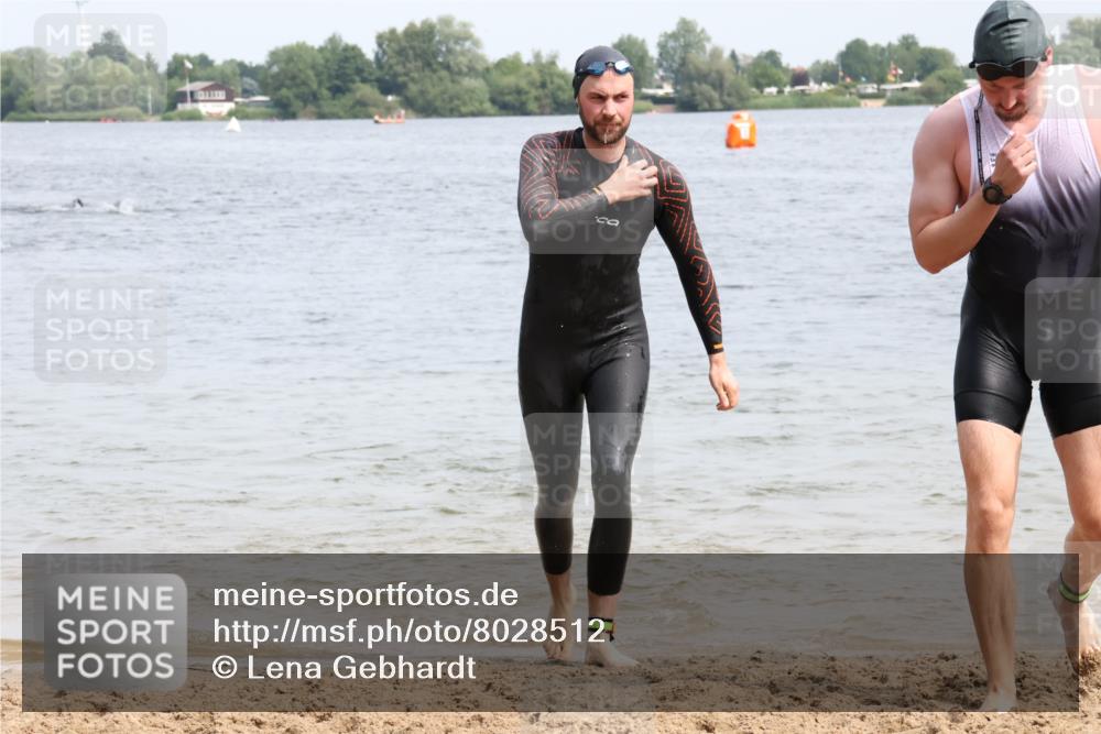 15.06.2025 - 27. Vierlanden-Triathlon Lena Gebhardt http://msf.ph/oto/8028512 15.06.2025 11:02:37 Schwimmen 672, 696, 728, 868 meine-sportfotos.de