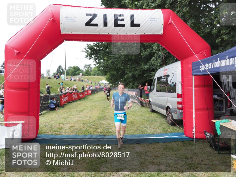 21.06.2025 - 27. Vierlanden-Triathlon MichiJ http://msf.ph/oto/8028517 15.06.2026 12:13:21 Ziel 867 meine-sportfotos.de