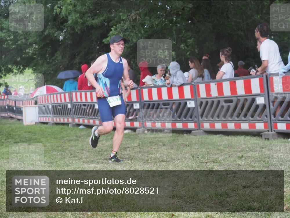 21.06.2025 - 27. Vierlanden-Triathlon KatJ http://msf.ph/oto/8028521 15.06.2025 13:32:39 Ziel 74, 157, 644, 657, 1057 meine-sportfotos.de