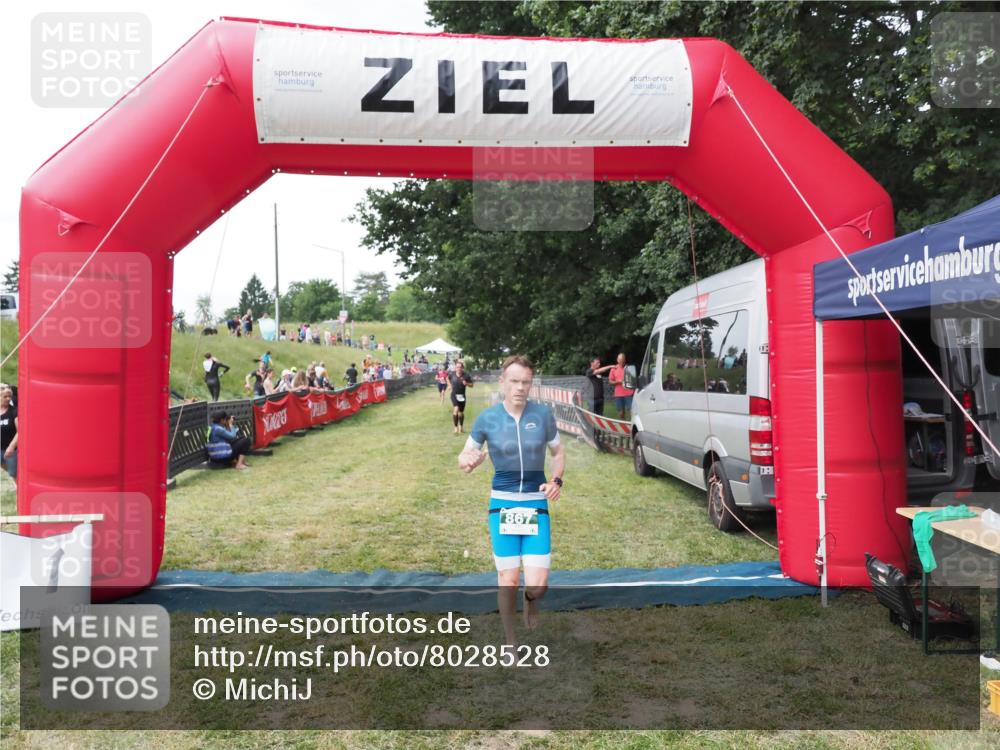 21.06.2025 - 27. Vierlanden-Triathlon MichiJ http://msf.ph/oto/8028528 15.06.2026 12:13:21 Ziel 867 meine-sportfotos.de