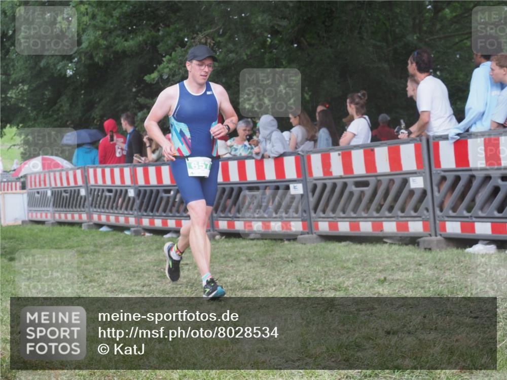 21.06.2025 - 27. Vierlanden-Triathlon KatJ http://msf.ph/oto/8028534 15.06.2025 13:32:39 Ziel 74, 157, 644, 657, 1057 meine-sportfotos.de