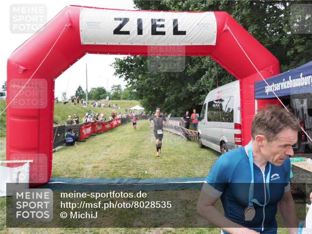 21.06.2025 - 27. Vierlanden-Triathlon MichiJ http://msf.ph/oto/8028535 15.06.2026 12:13:24 Ziel 867, 869 meine-sportfotos.de