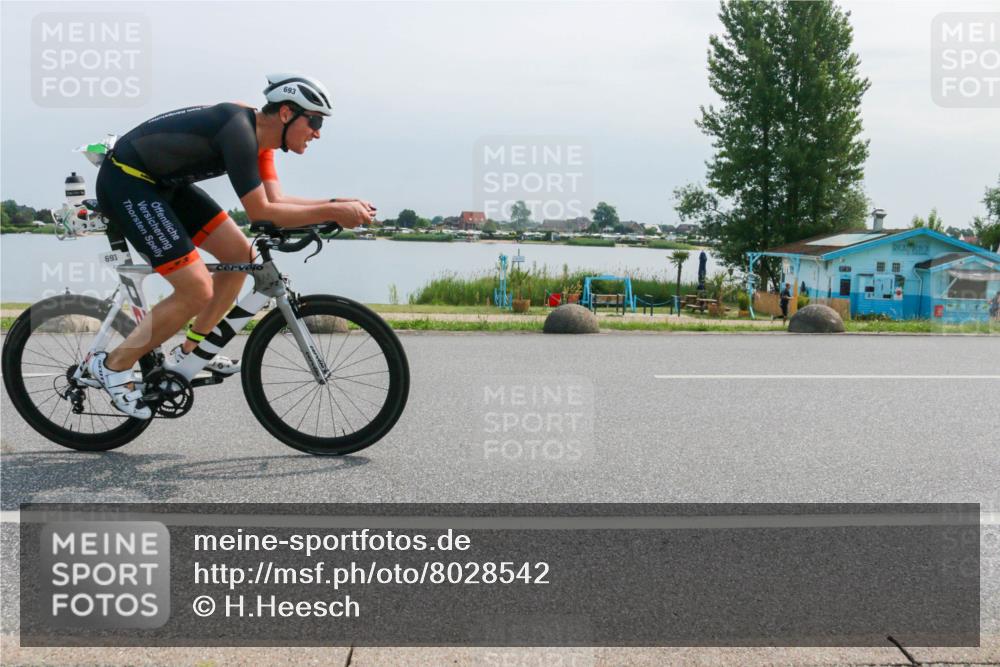 15.06.2025 - 27. Vierlanden-Triathlon H.Heesch http://msf.ph/oto/8028542 15.06.2025 11:25:02 Radfahren 81, 693, 970 meine-sportfotos.de