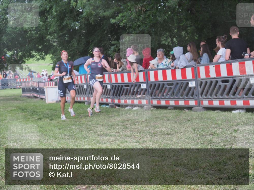 21.06.2025 - 27. Vierlanden-Triathlon KatJ http://msf.ph/oto/8028544 15.06.2025 13:32:41 Ziel 74, 238, 657, 1057 meine-sportfotos.de