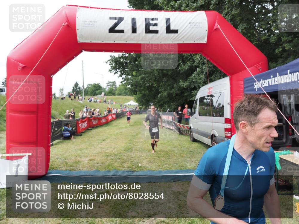 21.06.2025 - 27. Vierlanden-Triathlon MichiJ http://msf.ph/oto/8028554 15.06.2026 12:13:25 Ziel 867, 869 meine-sportfotos.de