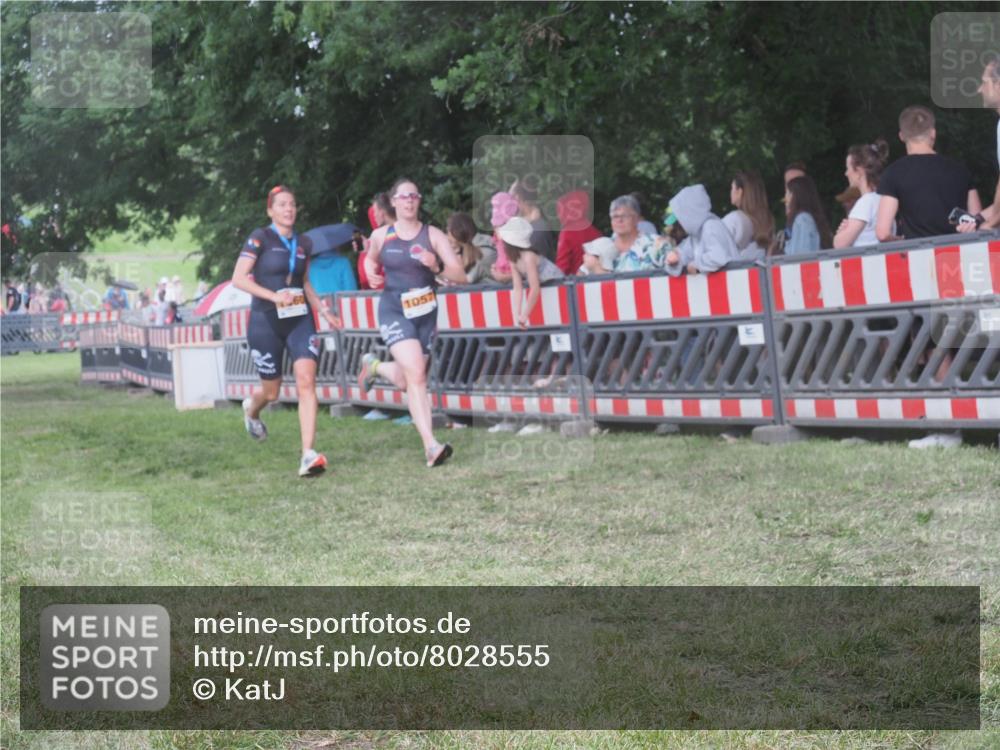21.06.2025 - 27. Vierlanden-Triathlon KatJ http://msf.ph/oto/8028555 15.06.2025 13:32:41 Ziel 74, 238, 657, 1057 meine-sportfotos.de